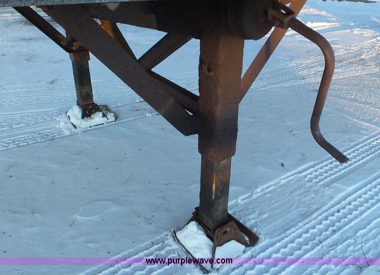 image for item K4523 1972 Fruehauf FG6-F2-40 dry van trailer