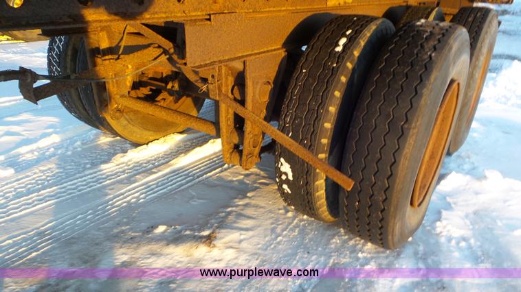 image for item K4523 1972 Fruehauf FG6-F2-40 dry van trailer