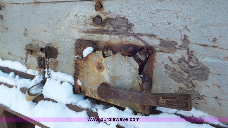 image for item K4523 1972 Fruehauf FG6-F2-40 dry van trailer