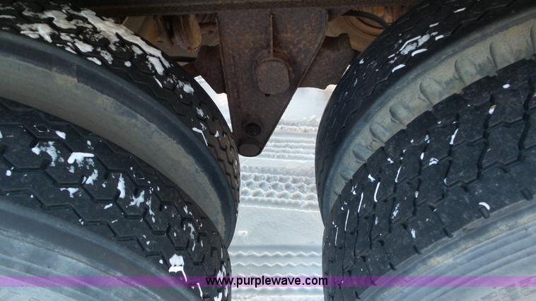 image for item K4523 1972 Fruehauf FG6-F2-40 dry van trailer