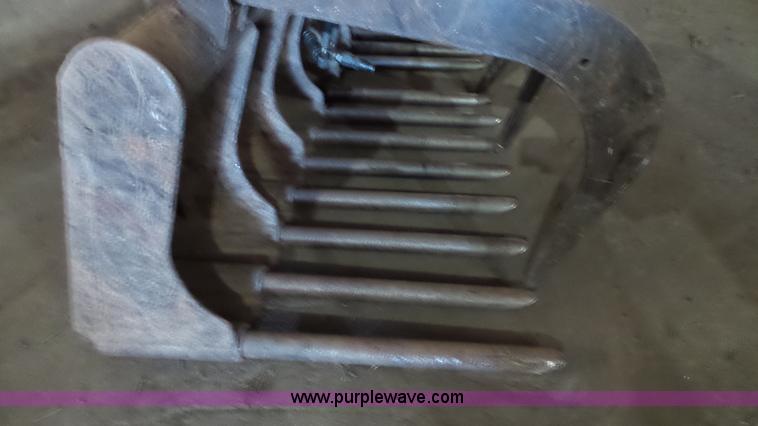 image for item K4575 Melroe/Ingersoll skid steer rock grapple bucket