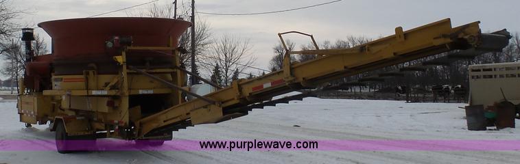 image for item BH9423 1992 HayBuster H-1100E tub grinder