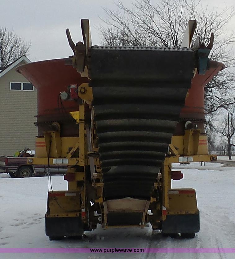 image for item BH9423 1992 HayBuster H-1100E tub grinder