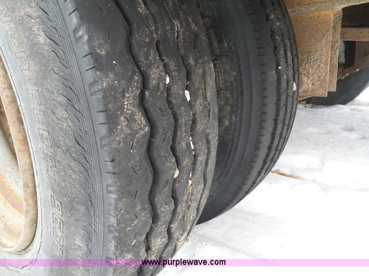 image for item BH9423 1992 HayBuster H-1100E tub grinder