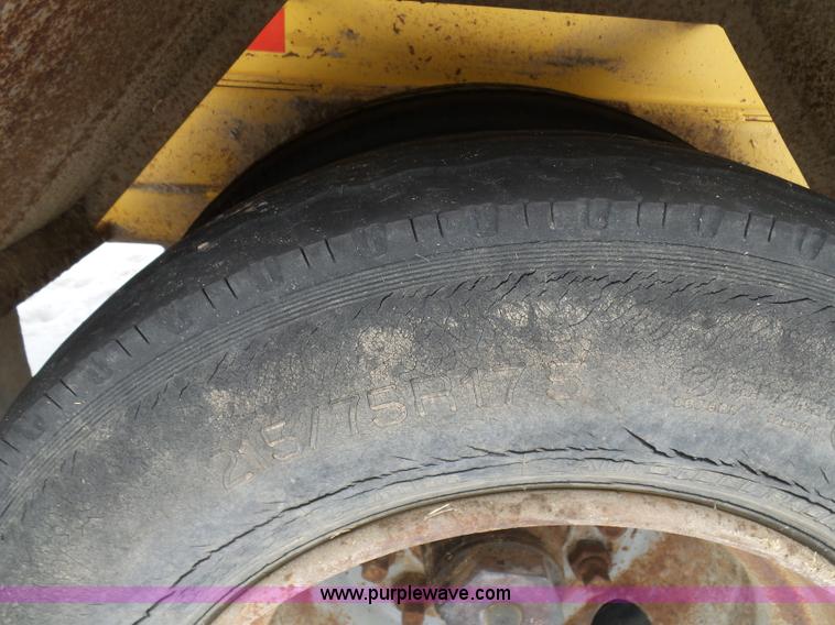 image for item BH9423 1992 HayBuster H-1100E tub grinder