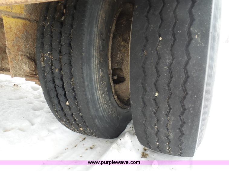 image for item BH9423 1992 HayBuster H-1100E tub grinder