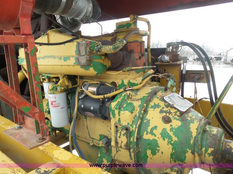 image for item BH9423 1992 HayBuster H-1100E tub grinder