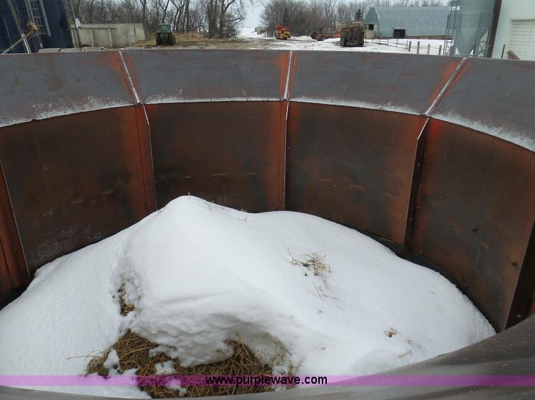 image for item BH9423 1992 HayBuster H-1100E tub grinder