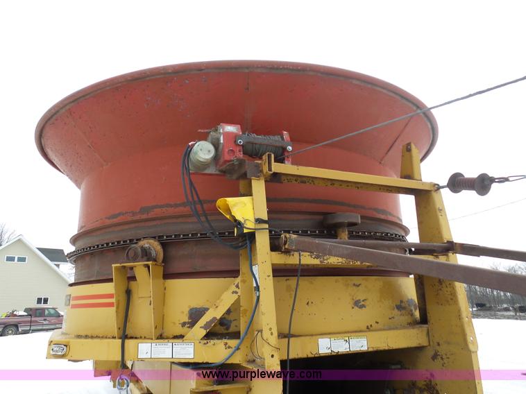 image for item BH9423 1992 HayBuster H-1100E tub grinder