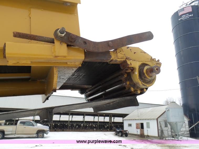 image for item BH9423 1992 HayBuster H-1100E tub grinder