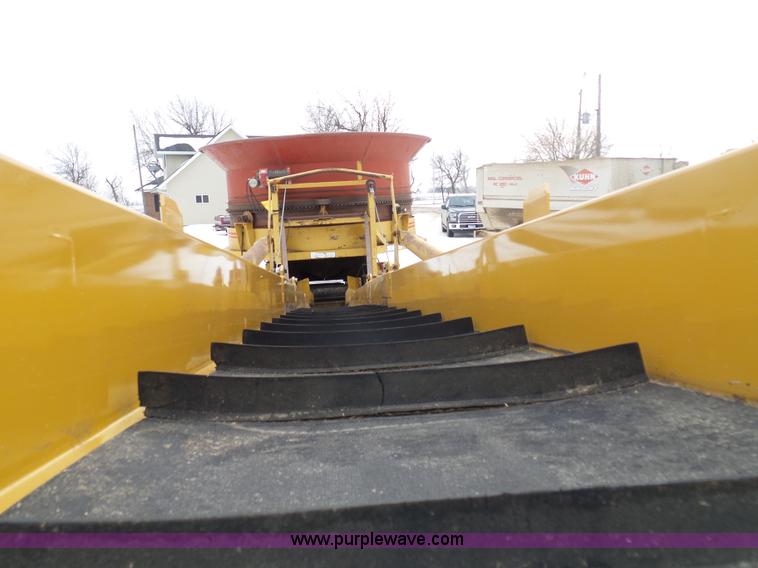 image for item BH9423 1992 HayBuster H-1100E tub grinder