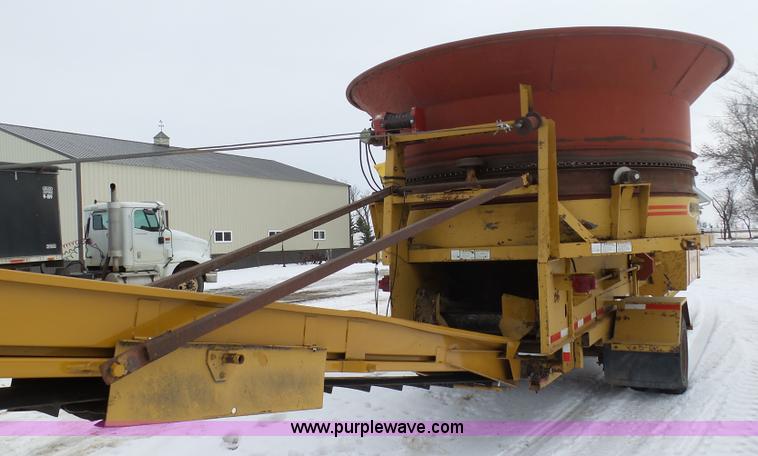 image for item BH9423 1992 HayBuster H-1100E tub grinder