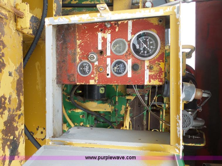 image for item BH9423 1992 HayBuster H-1100E tub grinder