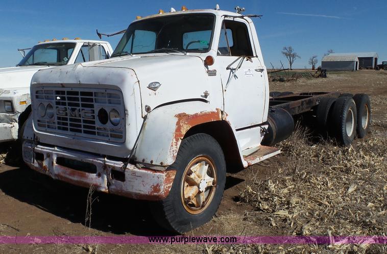 image for item J1269 1967 GMC 7500 truck cab and chassis