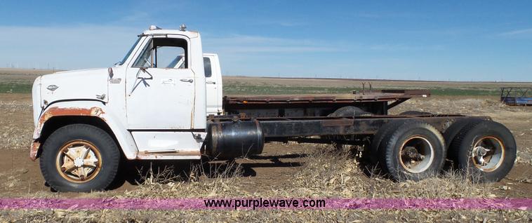 image for item J1269 1967 GMC 7500 truck cab and chassis