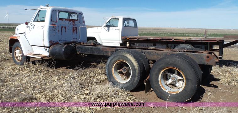 image for item J1269 1967 GMC 7500 truck cab and chassis