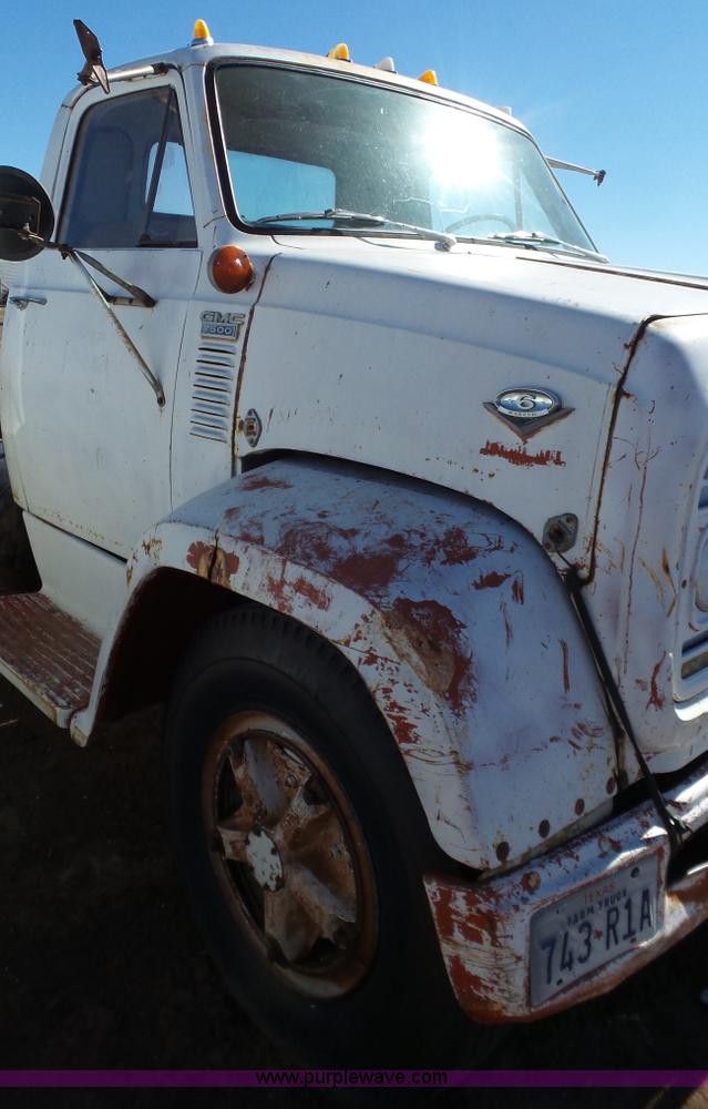 image for item J1269 1967 GMC 7500 truck cab and chassis