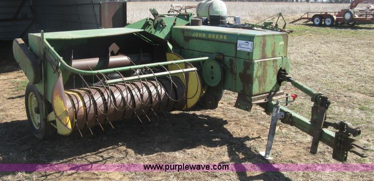 image for item J2885 John Deere 224T square baler