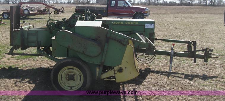 image for item J2885 John Deere 224T square baler