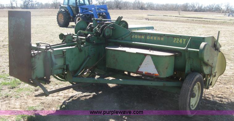 image for item J2885 John Deere 224T square baler