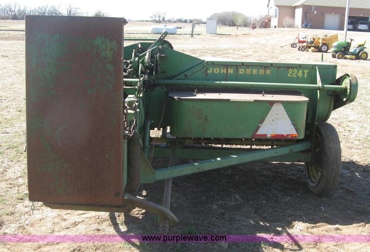 image for item J2885 John Deere 224T square baler