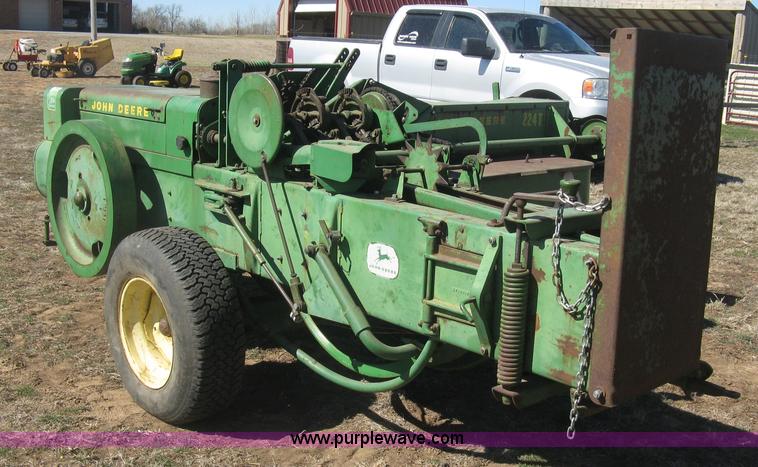 image for item J2885 John Deere 224T square baler