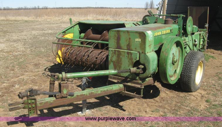 image for item J2885 John Deere 224T square baler