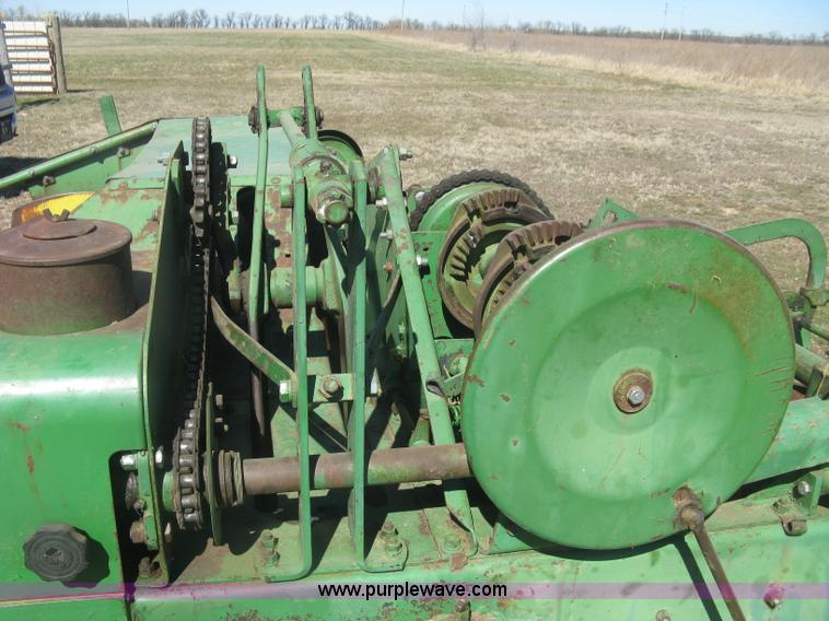 image for item J2885 John Deere 224T square baler