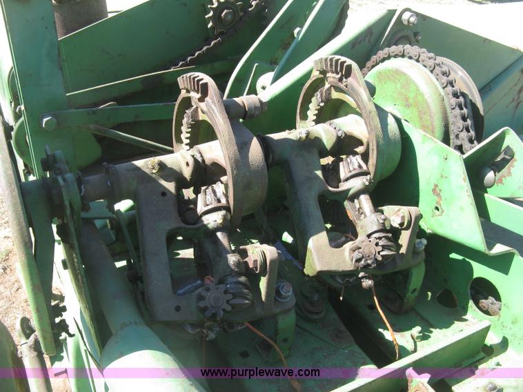 image for item J2885 John Deere 224T square baler