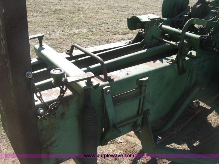 image for item J2885 John Deere 224T square baler