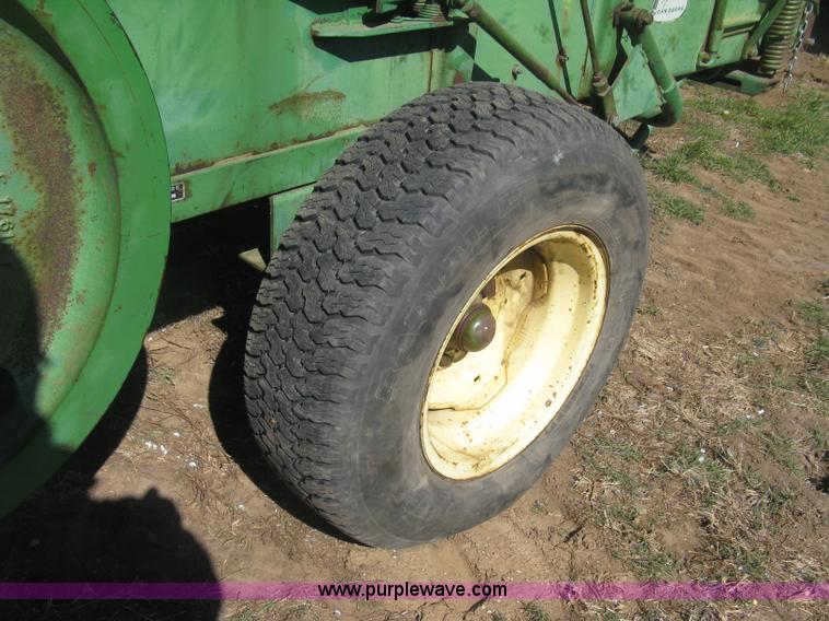 image for item J2885 John Deere 224T square baler
