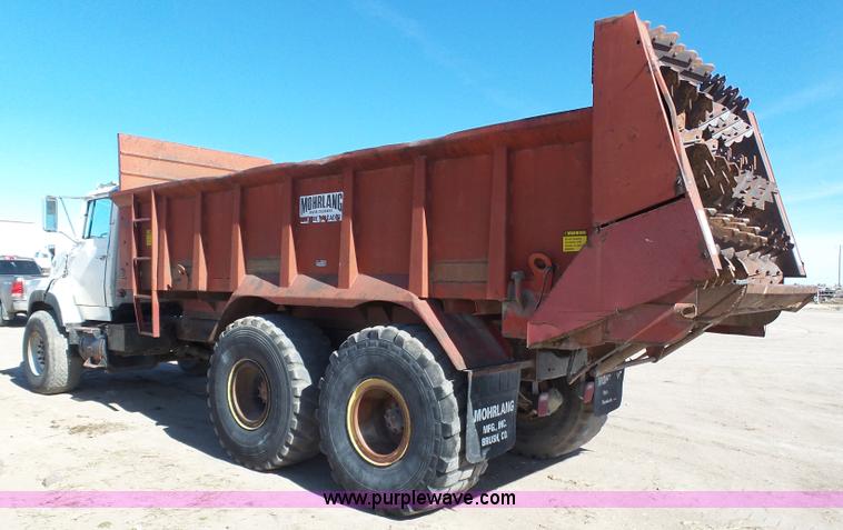 image for item J6230 1989 Ford LA9000 AeroMax 106 manure spreader truck