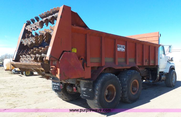 image for item J6230 1989 Ford LA9000 AeroMax 106 manure spreader truck