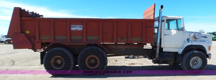 image for item J6230 1989 Ford LA9000 AeroMax 106 manure spreader truck