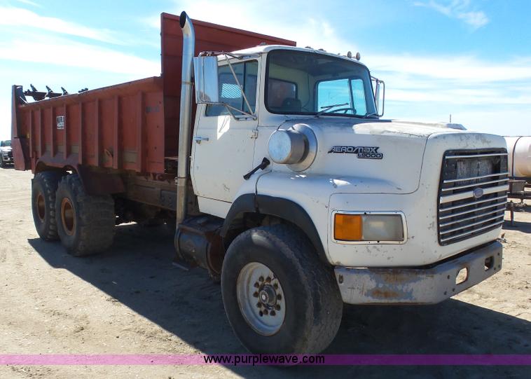image for item J6230 1989 Ford LA9000 AeroMax 106 manure spreader truck