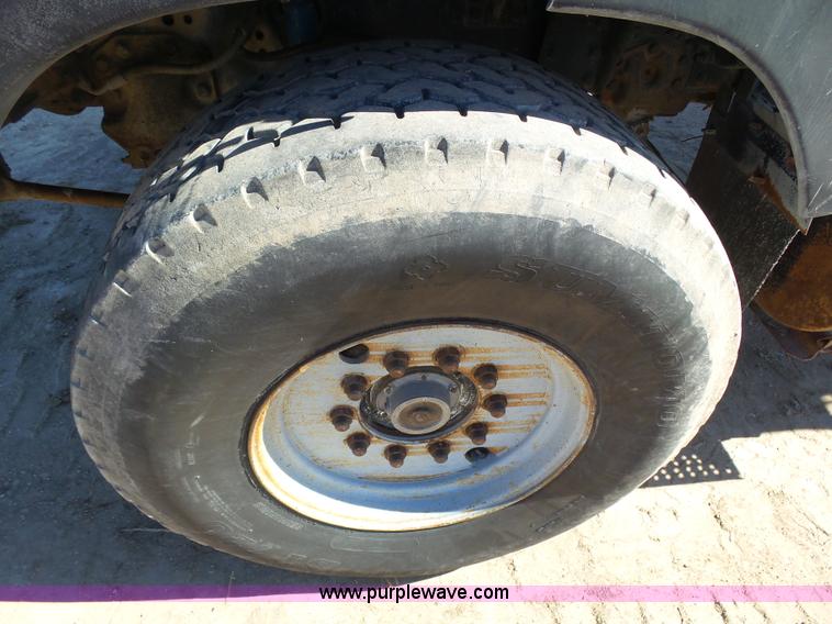 image for item J6230 1989 Ford LA9000 AeroMax 106 manure spreader truck