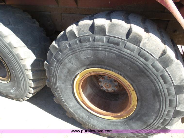 image for item J6230 1989 Ford LA9000 AeroMax 106 manure spreader truck