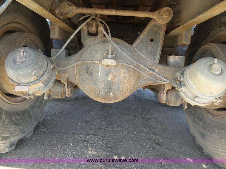 image for item J6230 1989 Ford LA9000 AeroMax 106 manure spreader truck