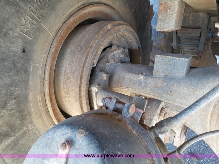 image for item J6230 1989 Ford LA9000 AeroMax 106 manure spreader truck