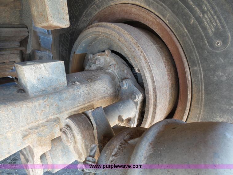 image for item J6230 1989 Ford LA9000 AeroMax 106 manure spreader truck