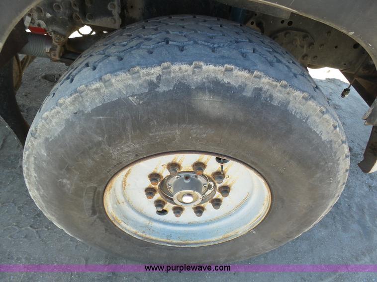 image for item J6230 1989 Ford LA9000 AeroMax 106 manure spreader truck