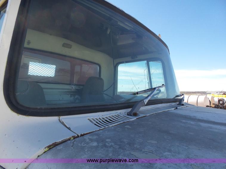 image for item J6230 1989 Ford LA9000 AeroMax 106 manure spreader truck