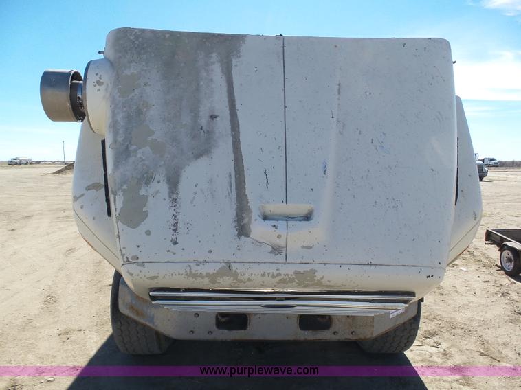 image for item J6230 1989 Ford LA9000 AeroMax 106 manure spreader truck