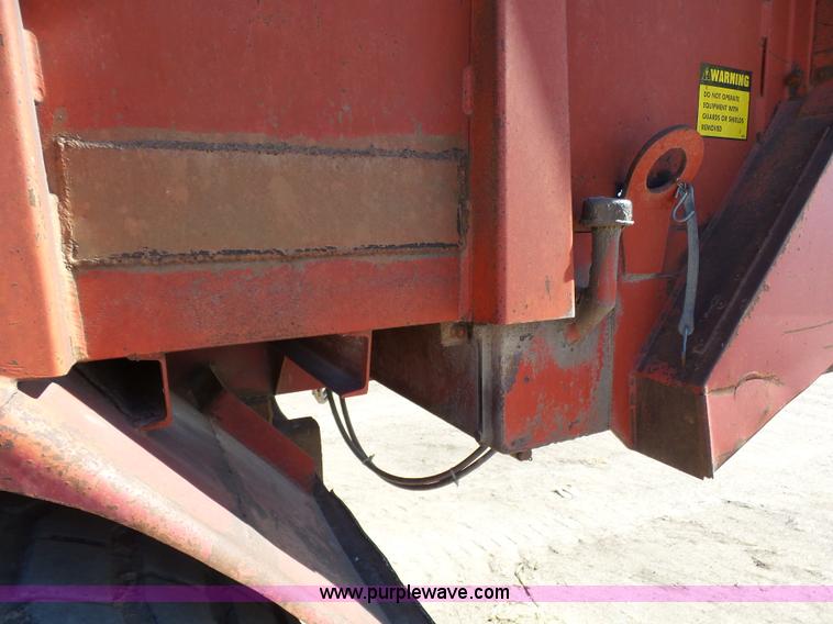 image for item J6230 1989 Ford LA9000 AeroMax 106 manure spreader truck