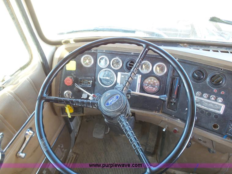 image for item J6230 1989 Ford LA9000 AeroMax 106 manure spreader truck