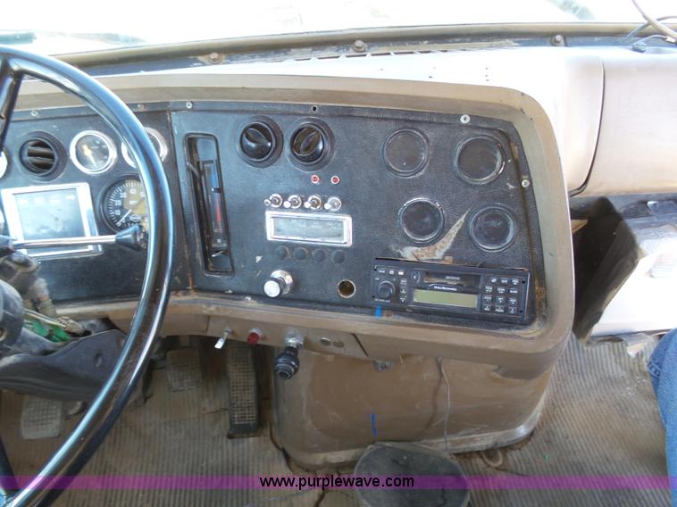 image for item J6230 1989 Ford LA9000 AeroMax 106 manure spreader truck