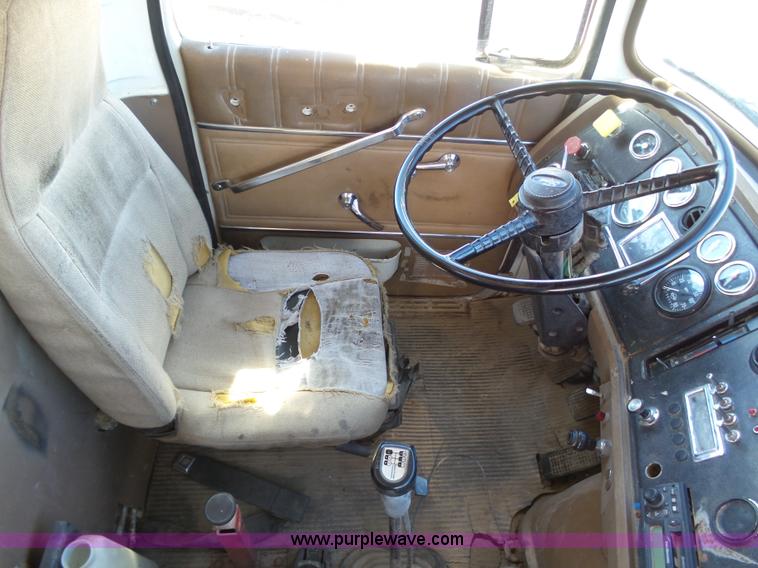 image for item J6230 1989 Ford LA9000 AeroMax 106 manure spreader truck