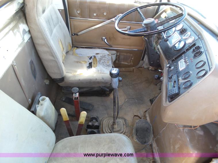 image for item J6230 1989 Ford LA9000 AeroMax 106 manure spreader truck