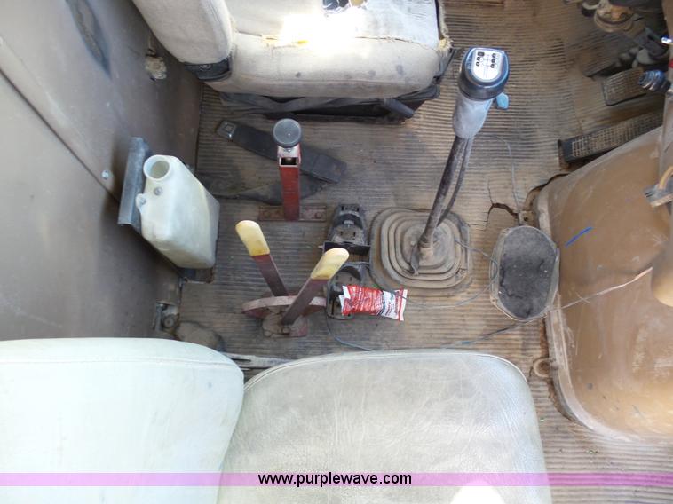 image for item J6230 1989 Ford LA9000 AeroMax 106 manure spreader truck