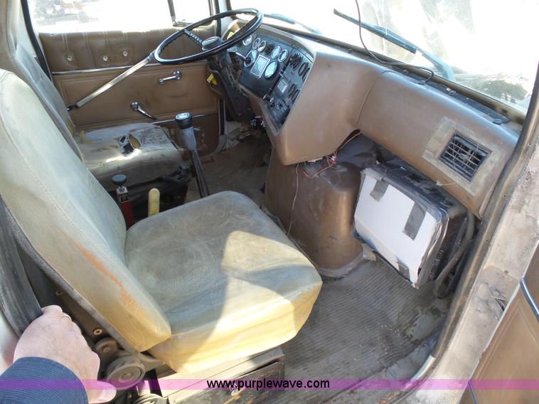 image for item J6230 1989 Ford LA9000 AeroMax 106 manure spreader truck